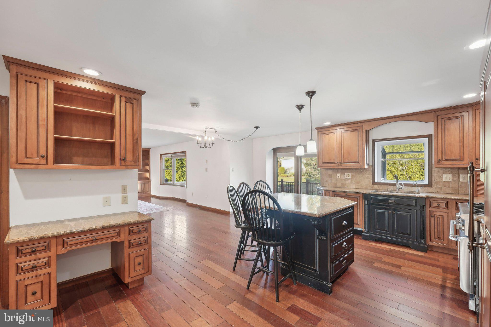 1832 Saxon Ln