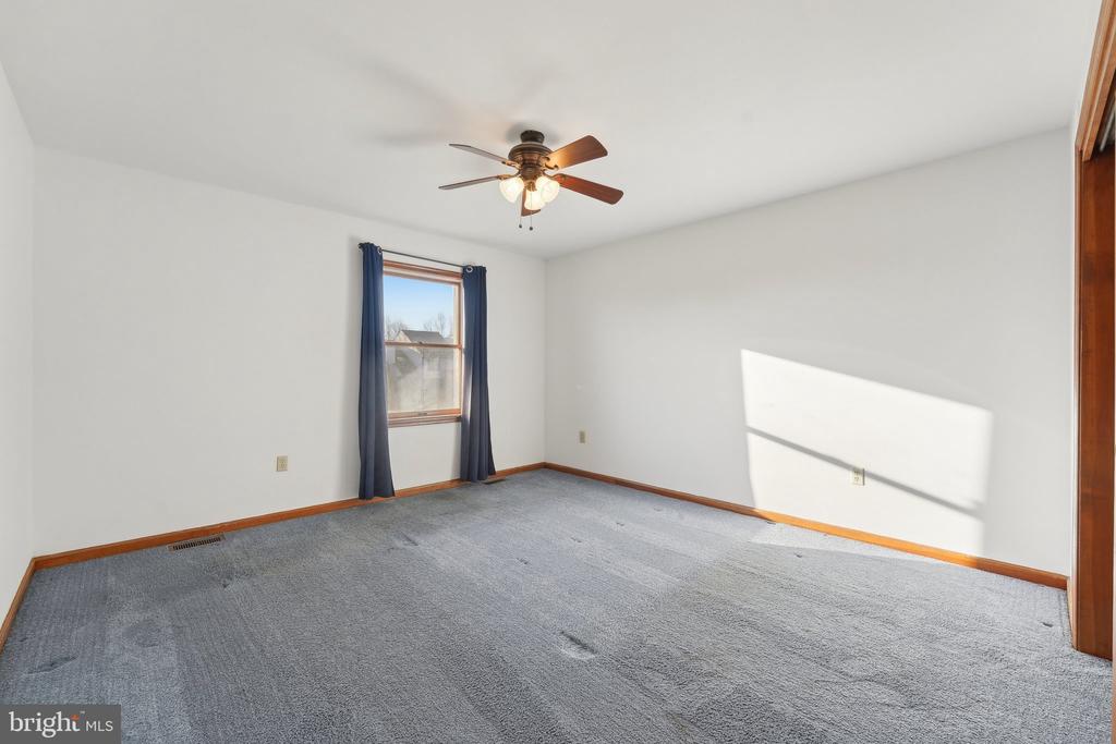 1832 Saxon Ln