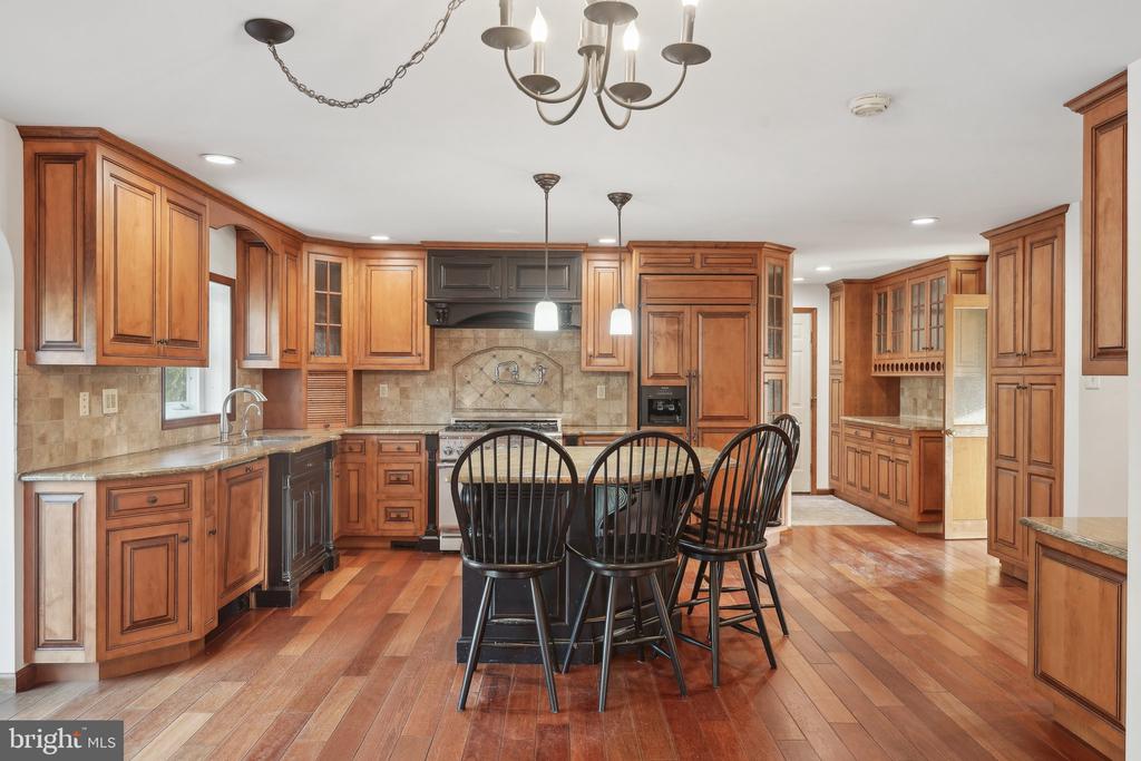 1832 Saxon Ln