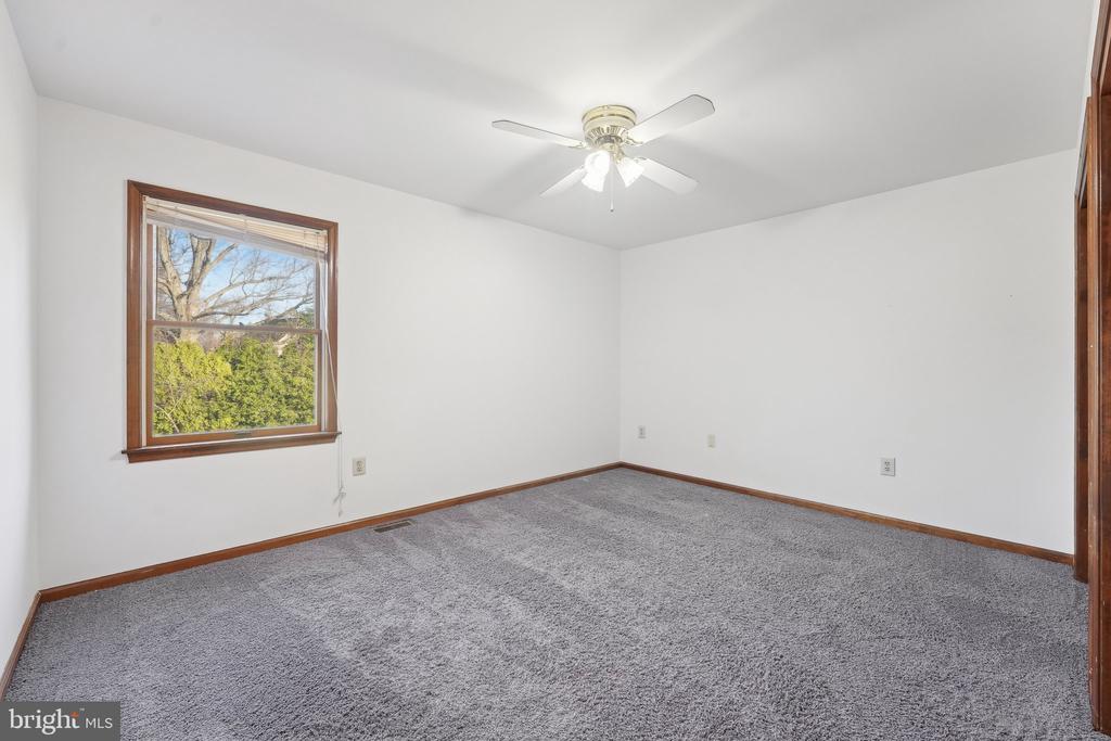 1832 Saxon Ln