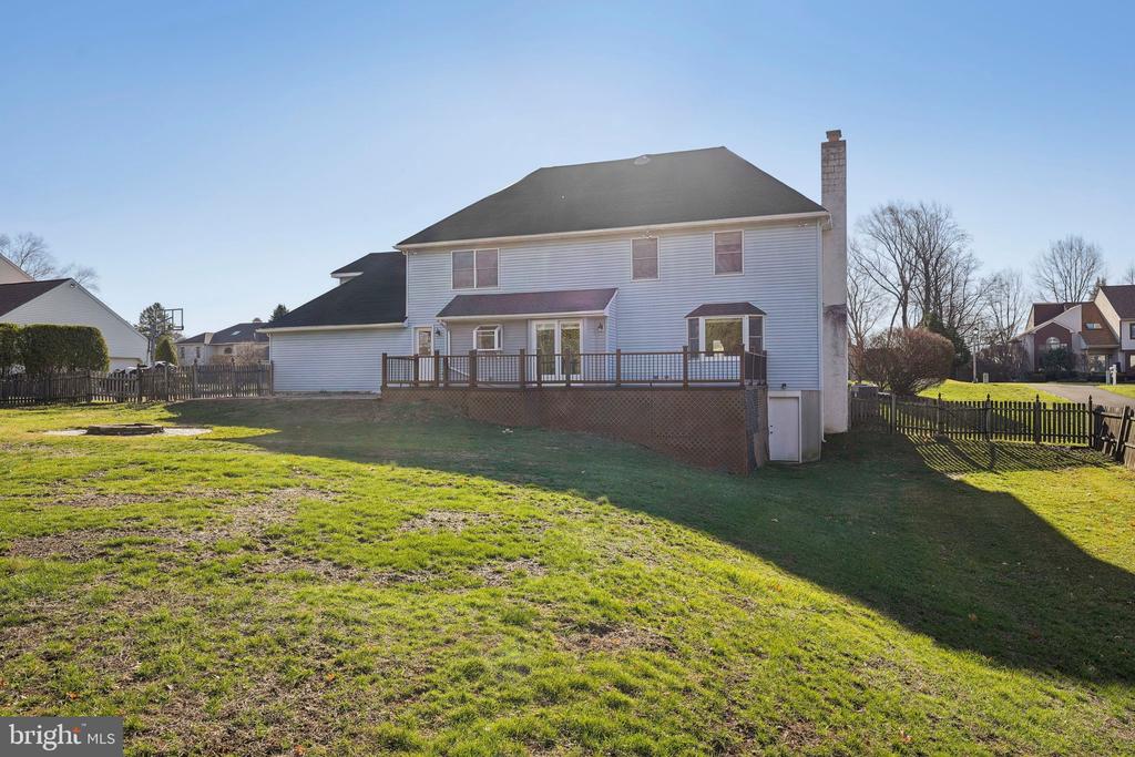 1832 Saxon Ln