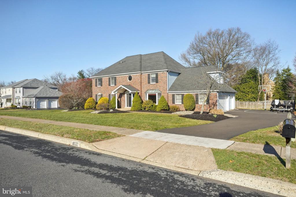 1832 Saxon Ln