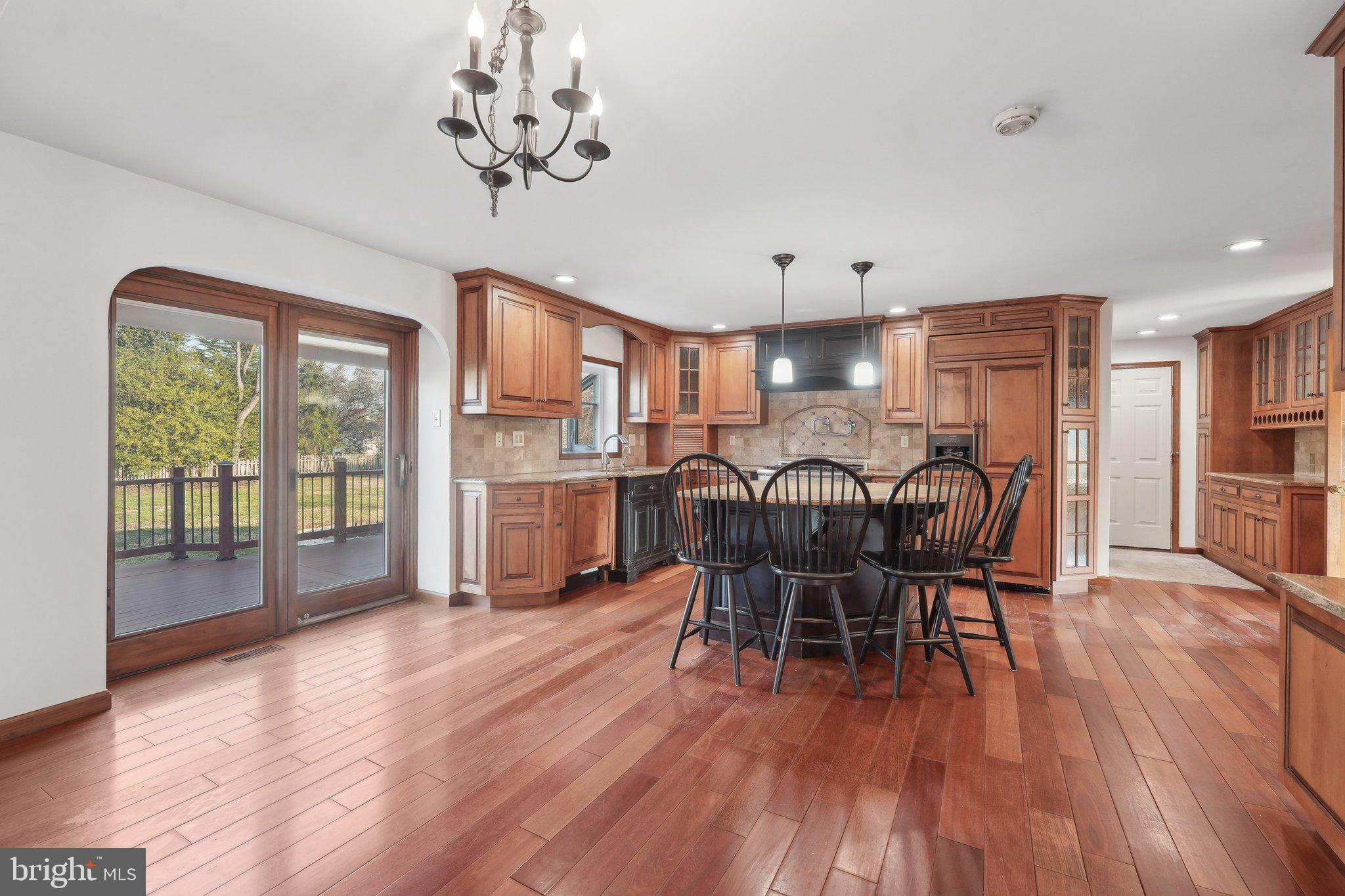 1832 Saxon Ln