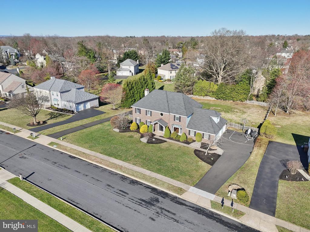 1832 Saxon Ln