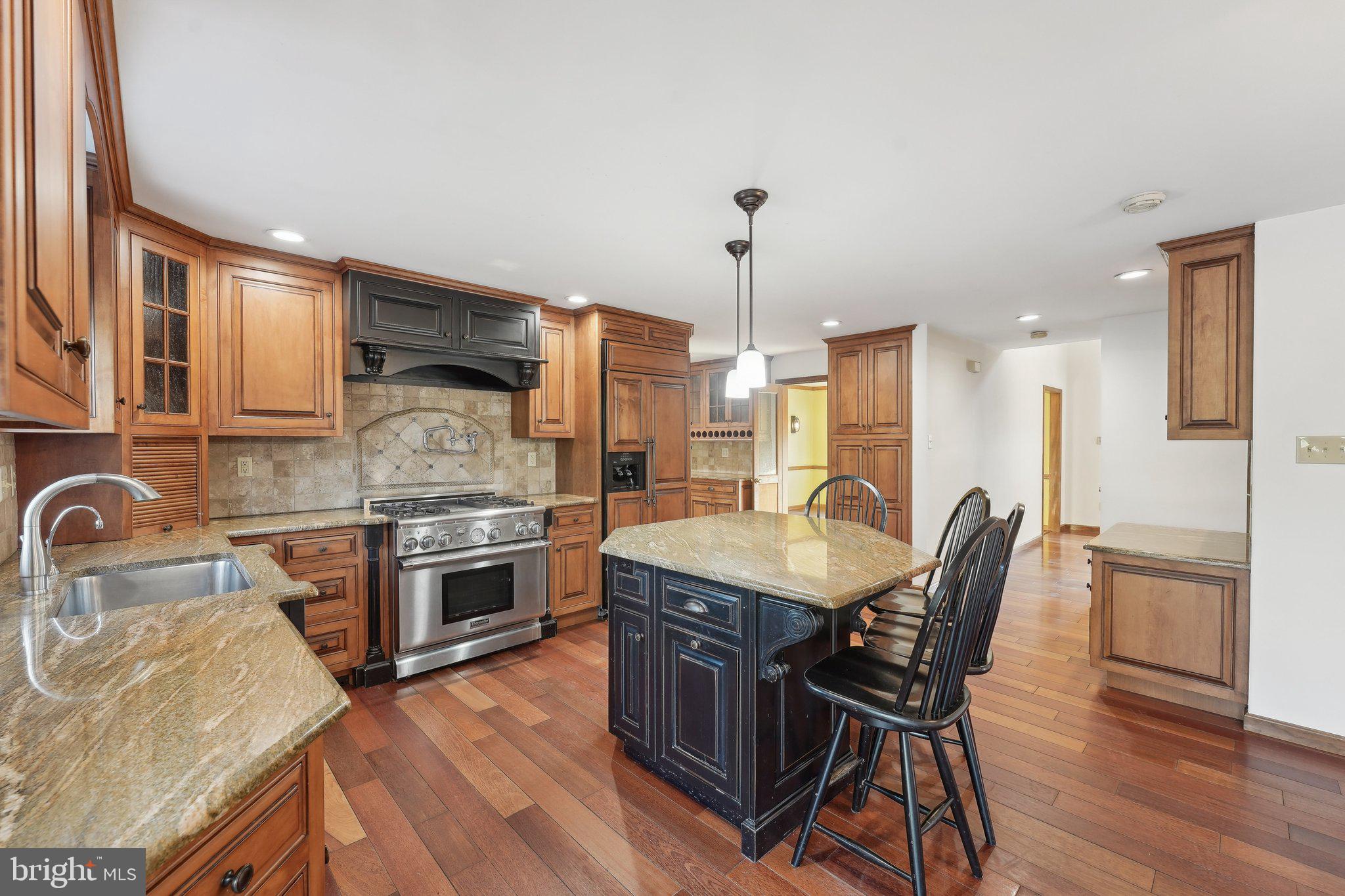 1832 Saxon Ln