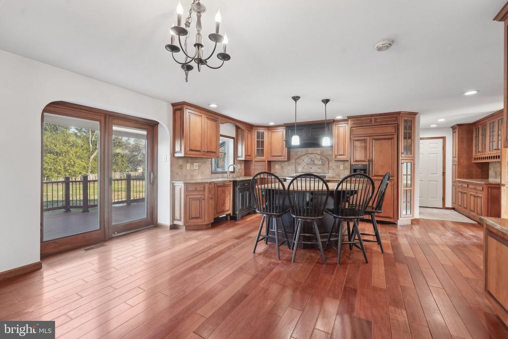 1832 Saxon Ln