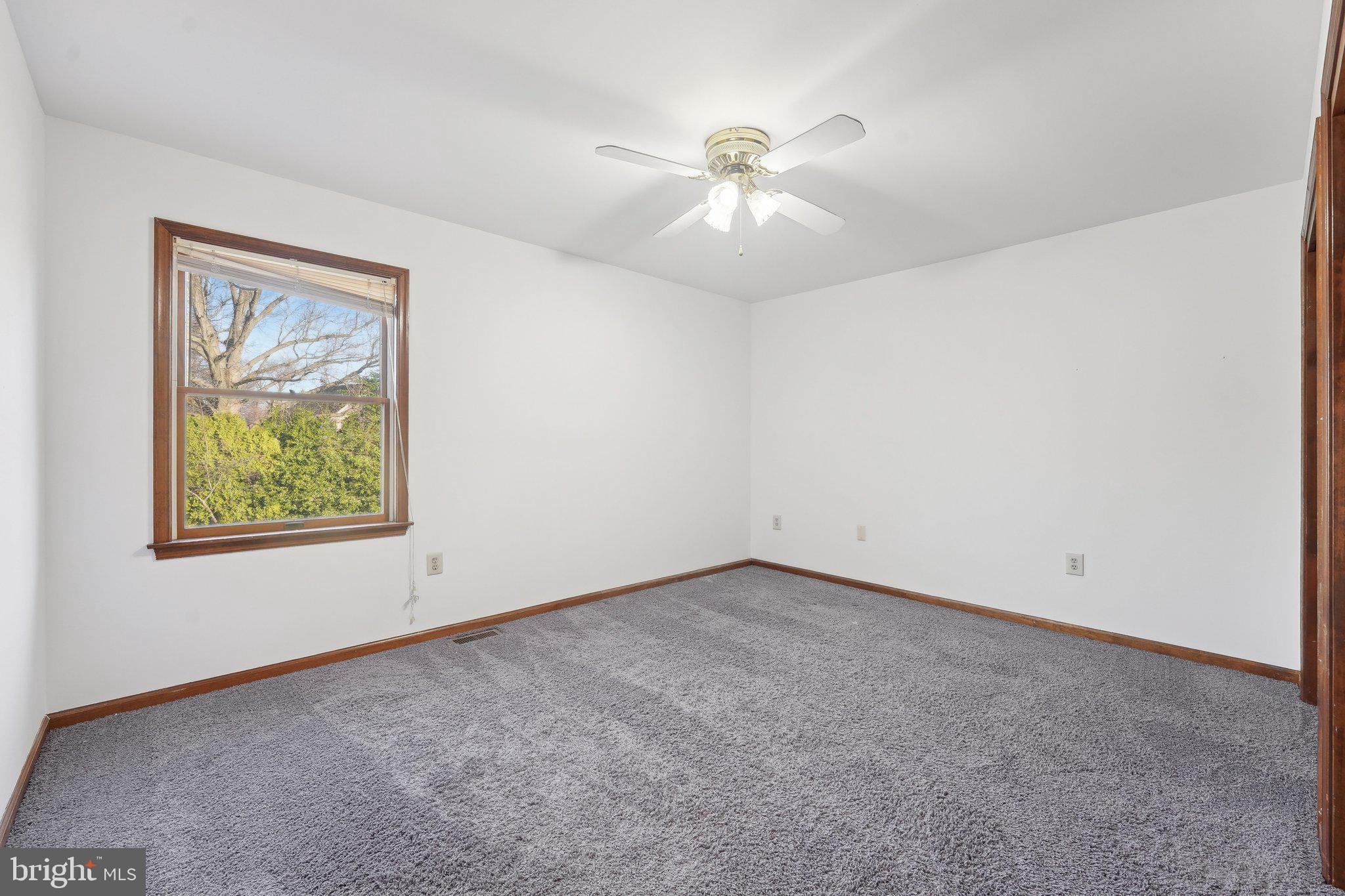 1832 Saxon Ln