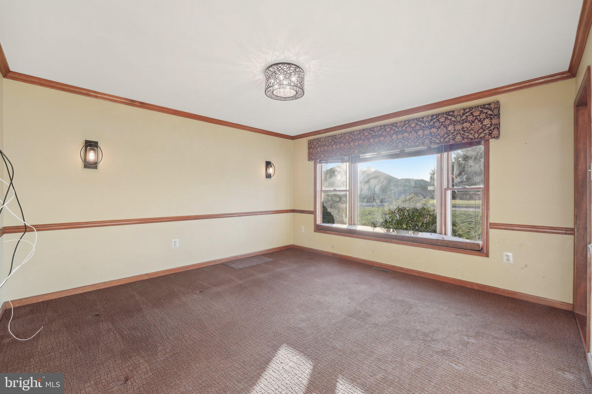 1832 Saxon Ln