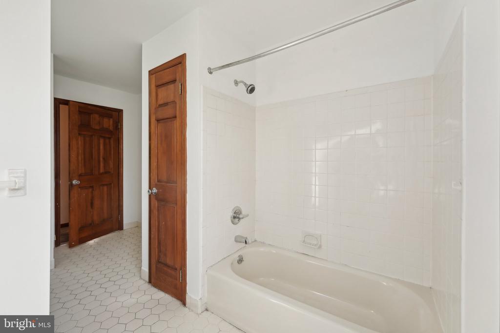 1832 Saxon Ln