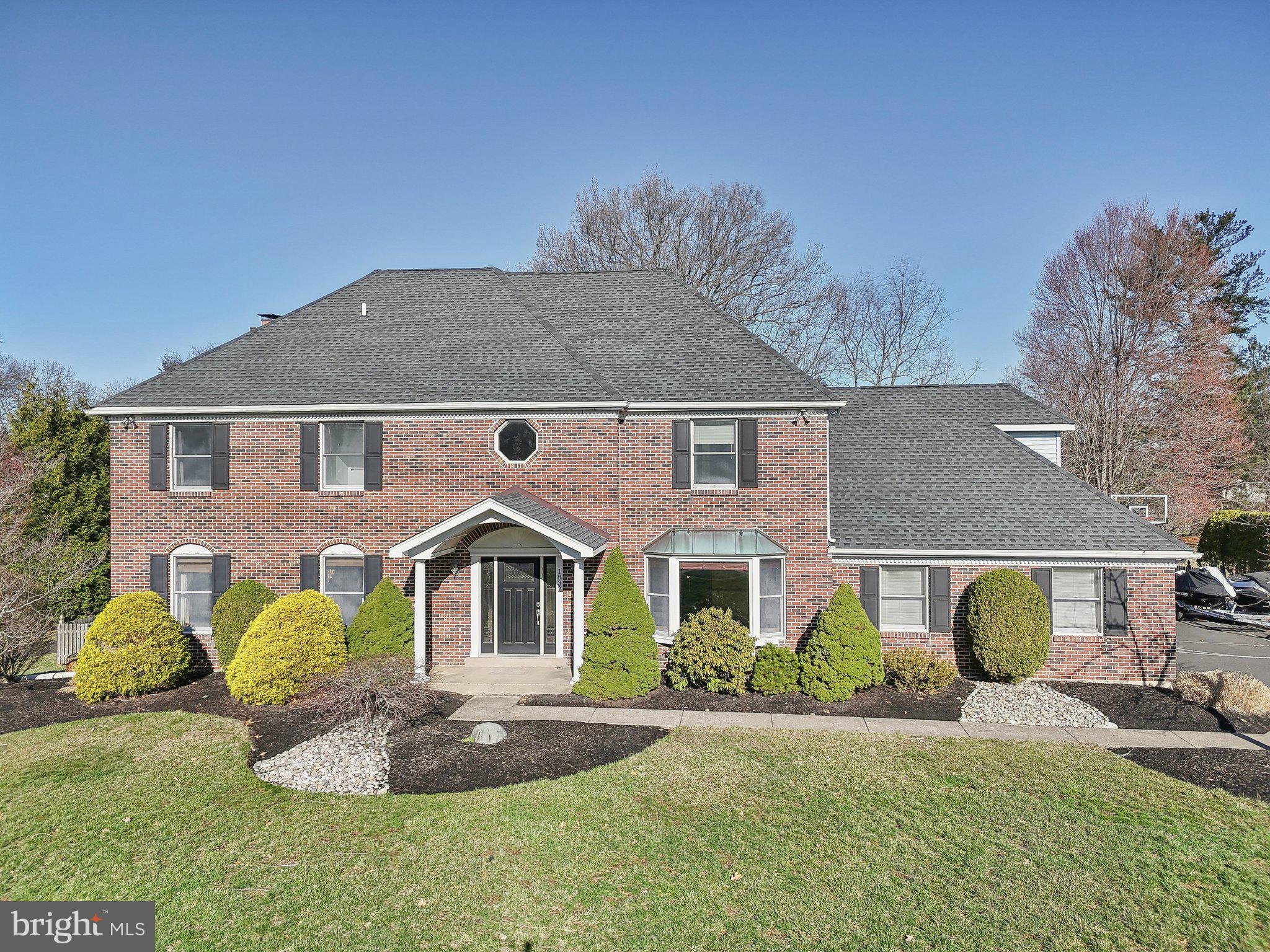 1832 Saxon Ln