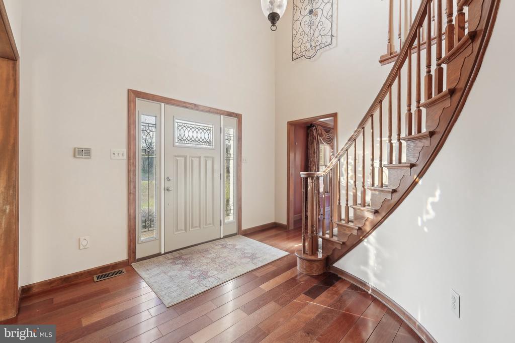 1832 Saxon Ln