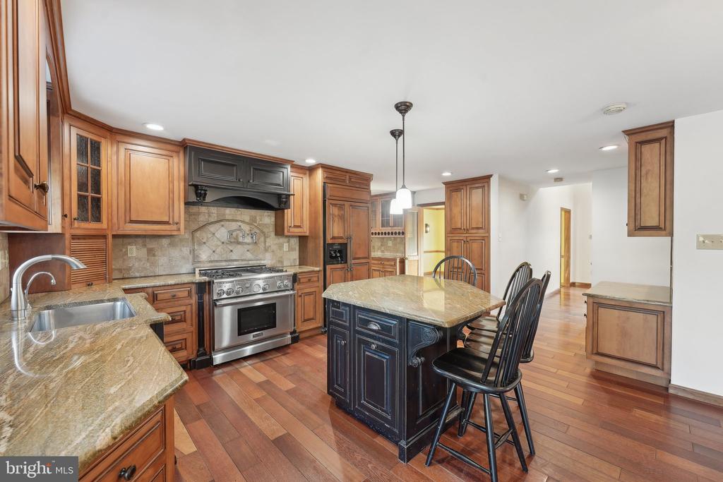 1832 Saxon Ln