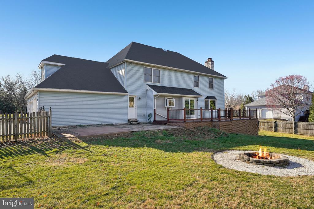 1832 Saxon Ln