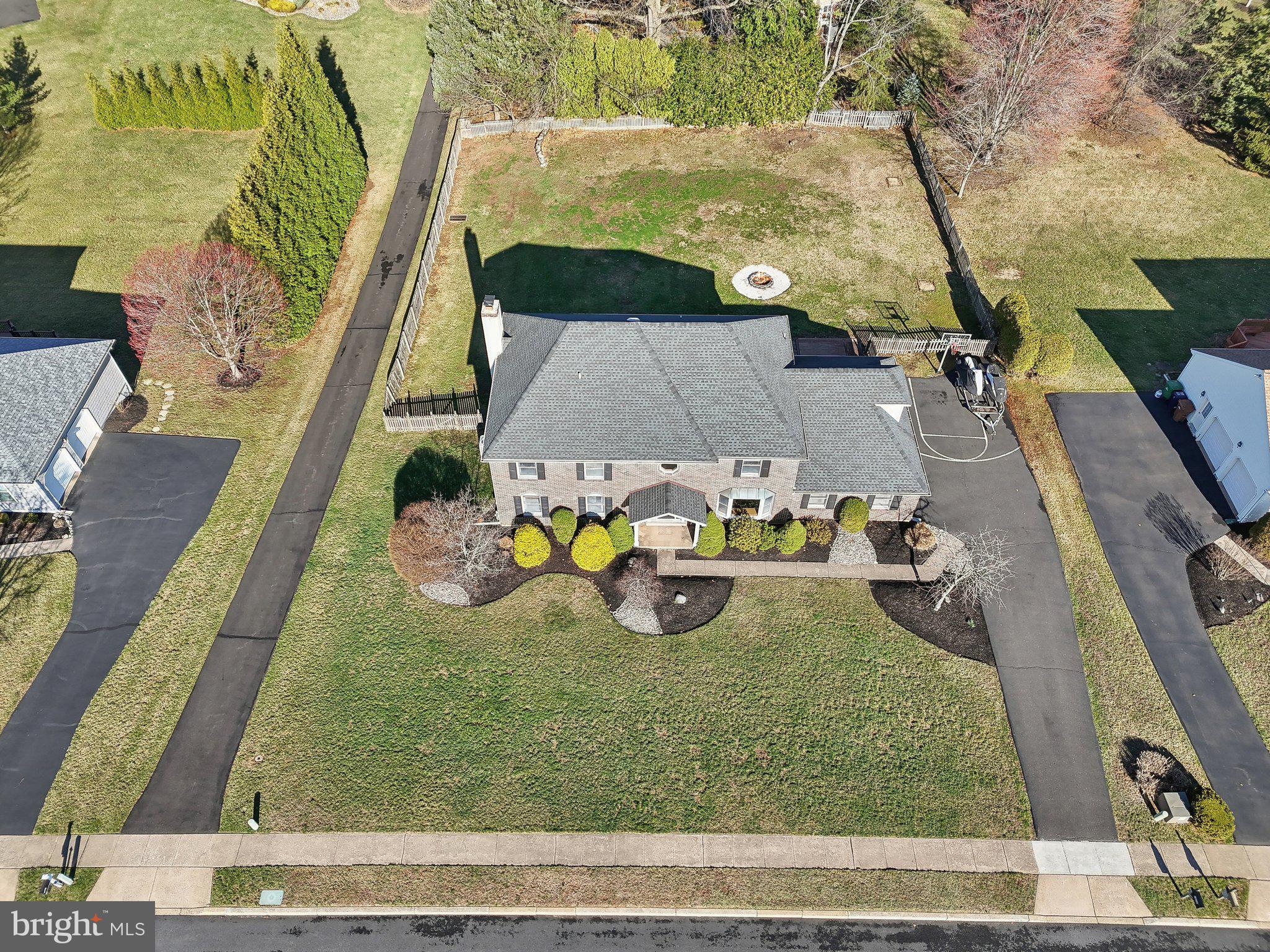 1832 Saxon Ln