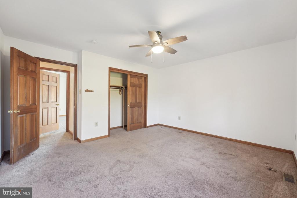 1832 Saxon Ln