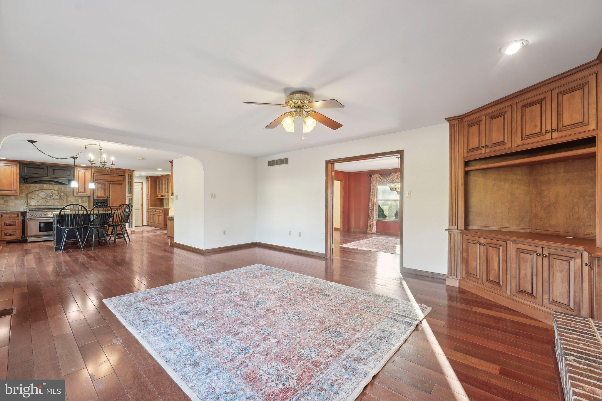 1832 Saxon Ln
