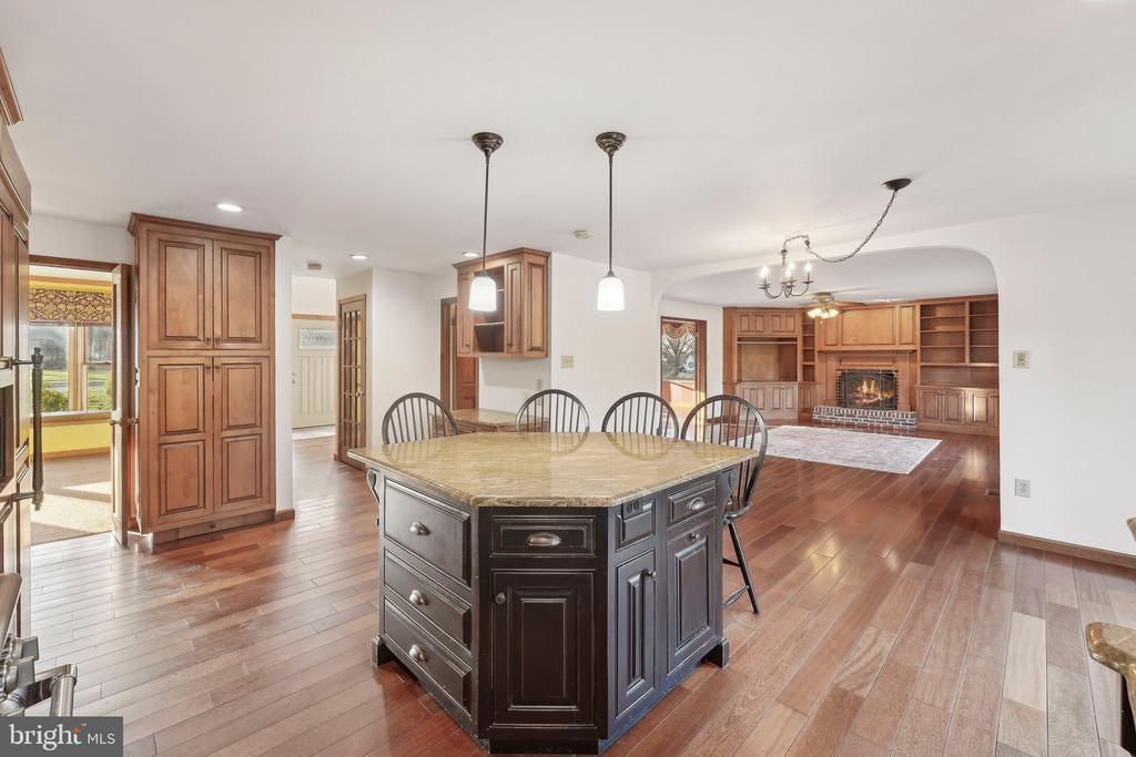 1832 Saxon Ln