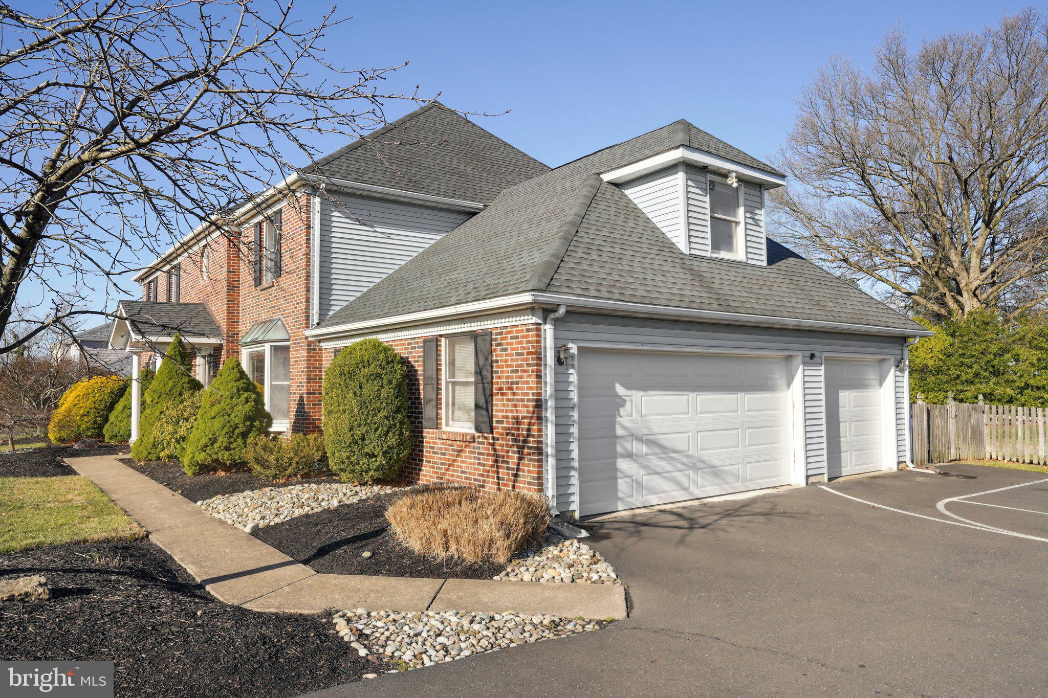 1832 Saxon Ln