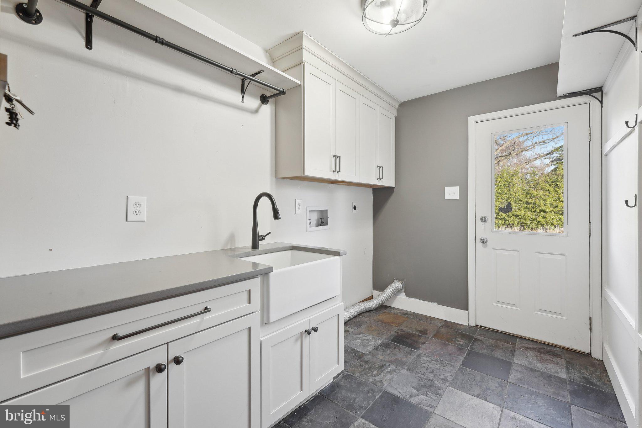 1832 Saxon Ln