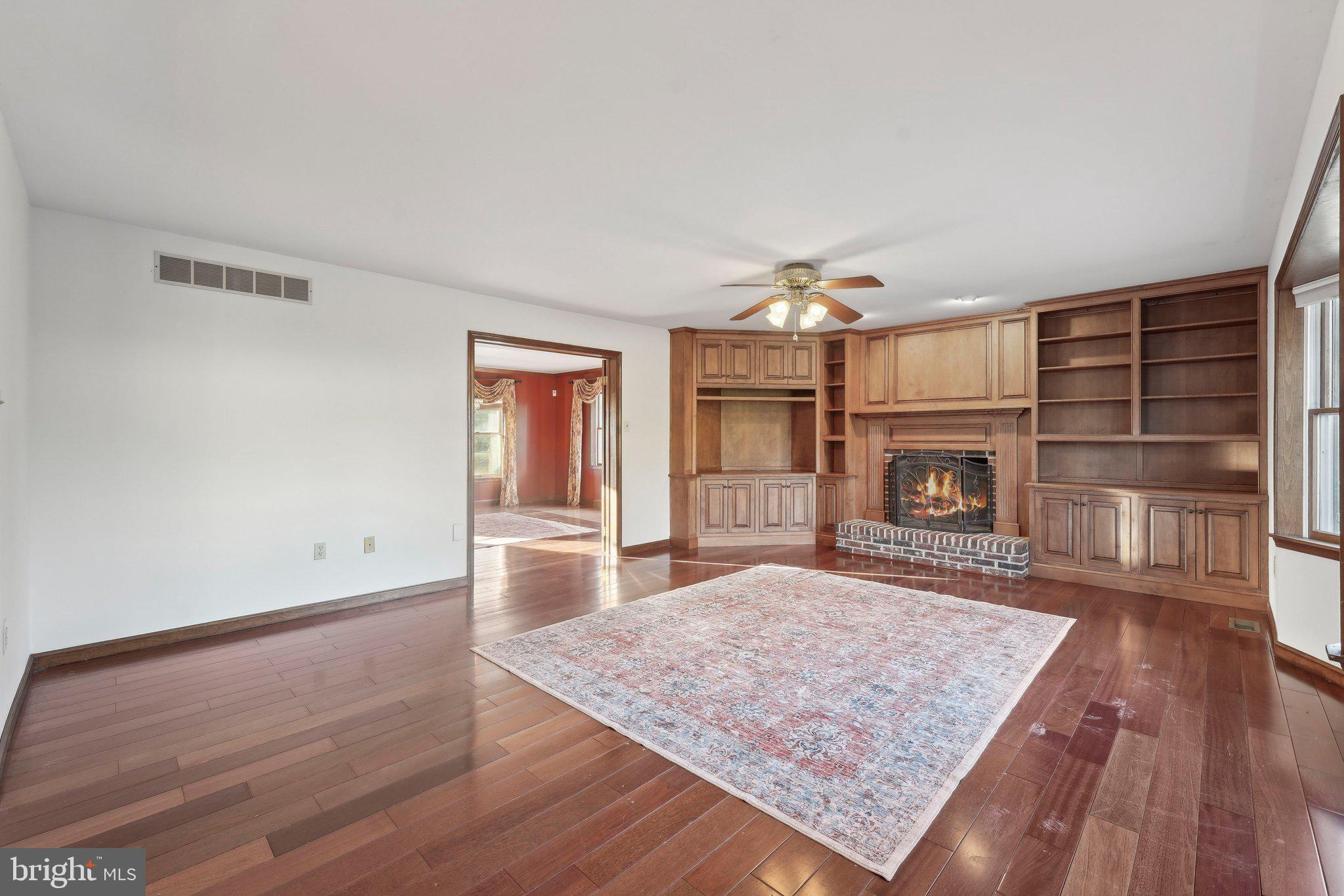 1832 Saxon Ln