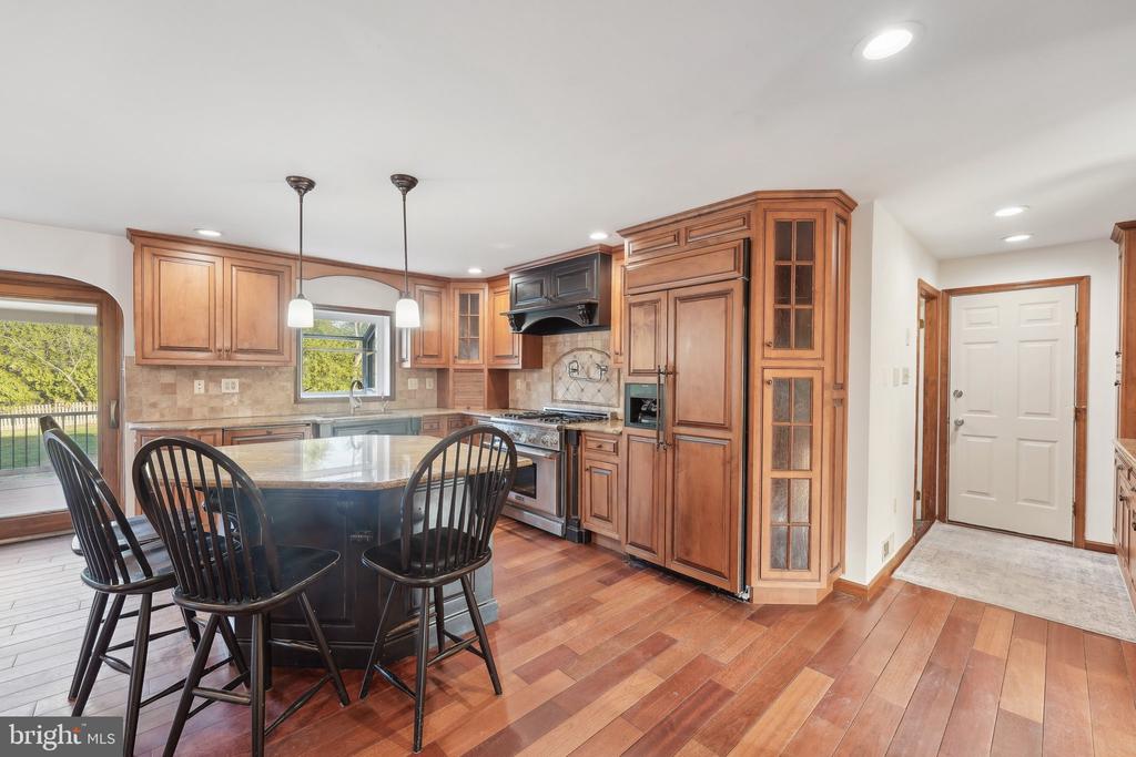 1832 Saxon Ln