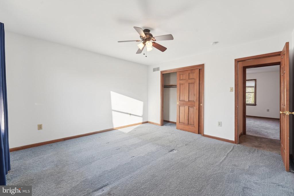 1832 Saxon Ln