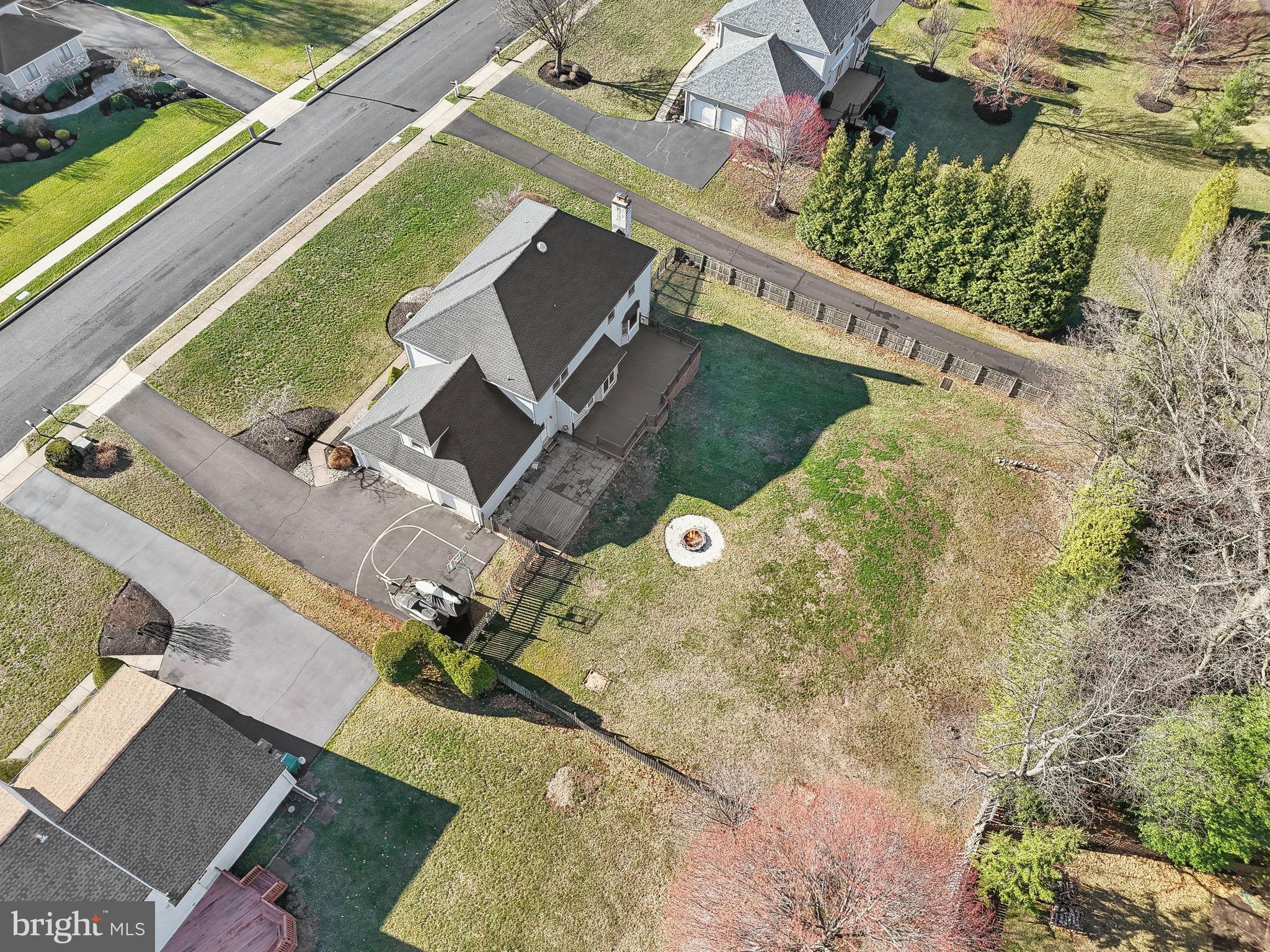 1832 Saxon Ln