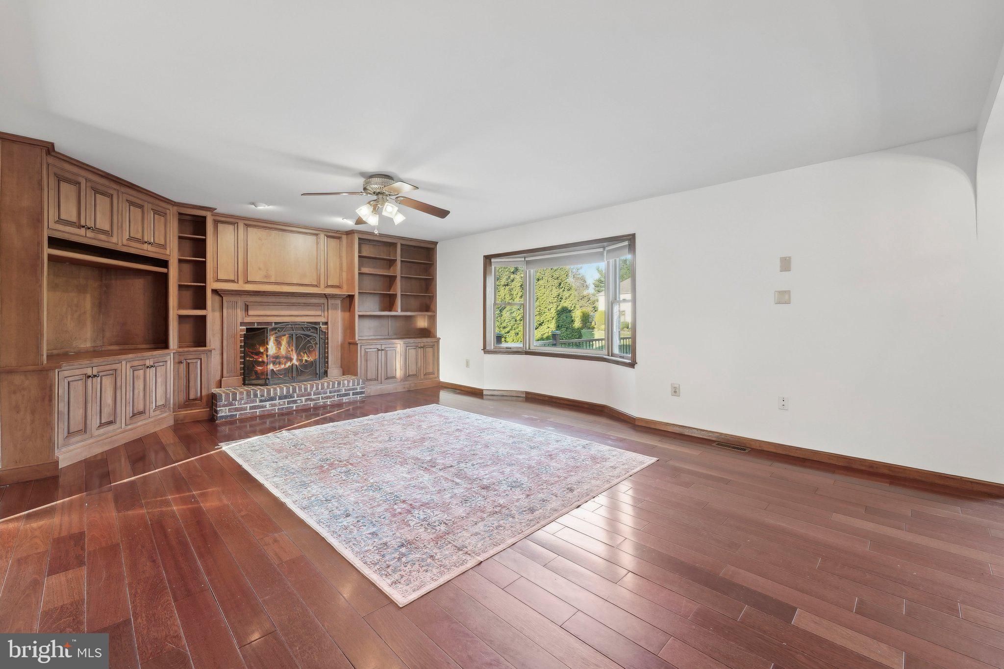 1832 Saxon Ln