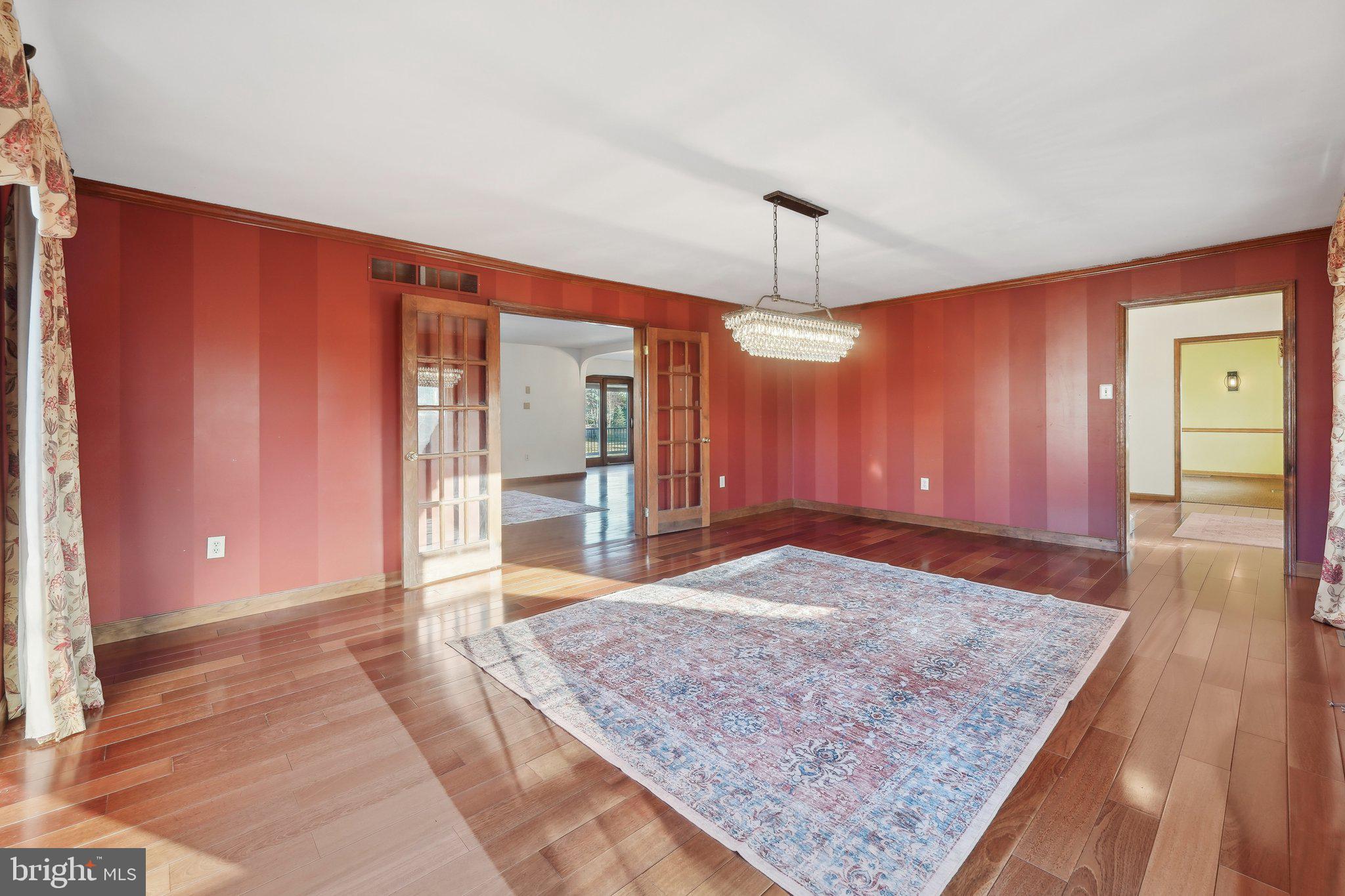 1832 Saxon Ln