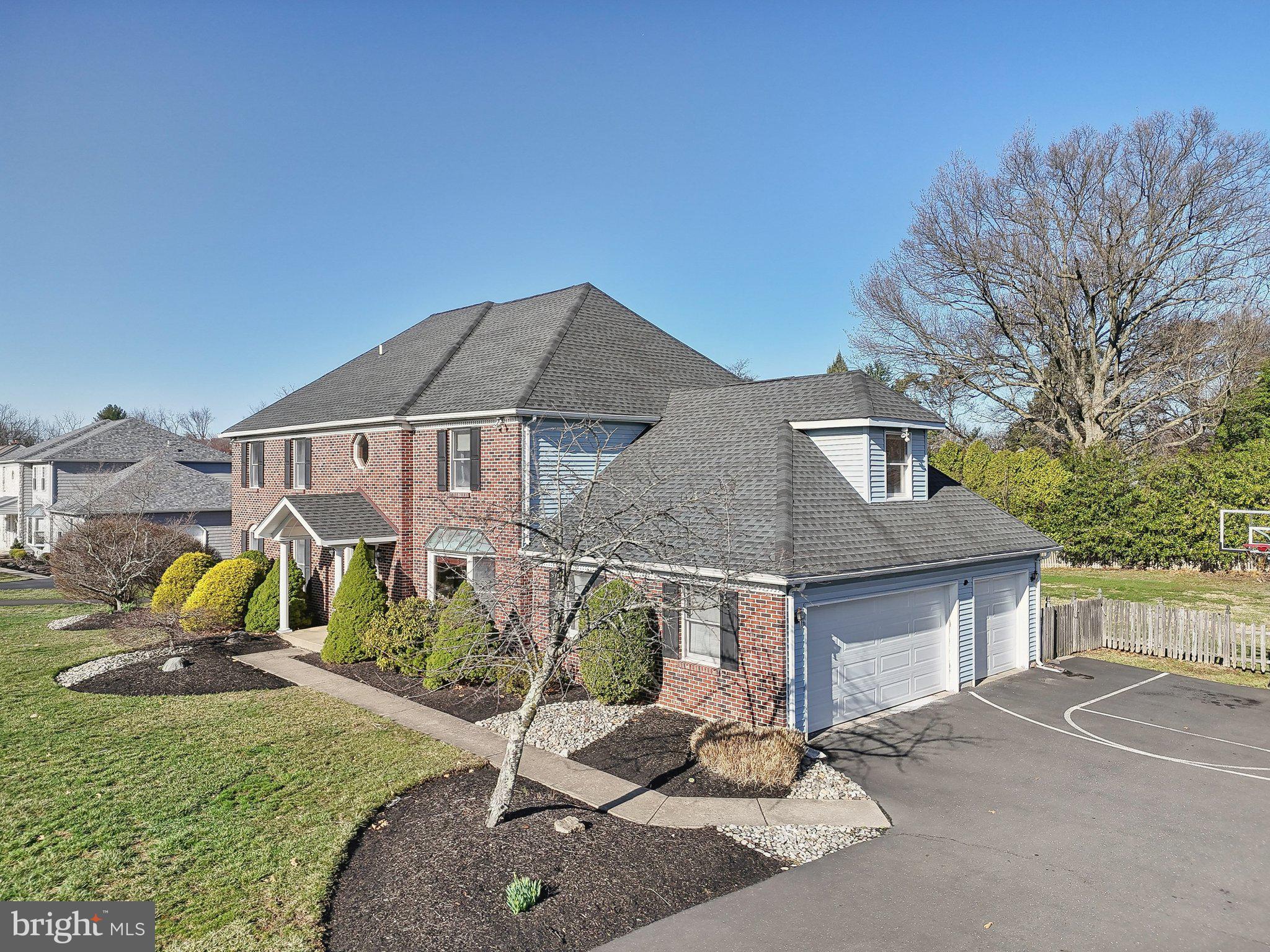 1832 Saxon Ln