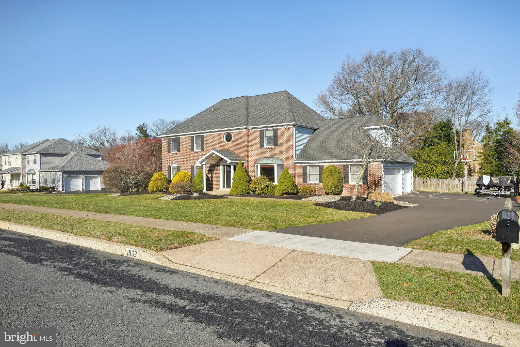 1832 Saxon Ln