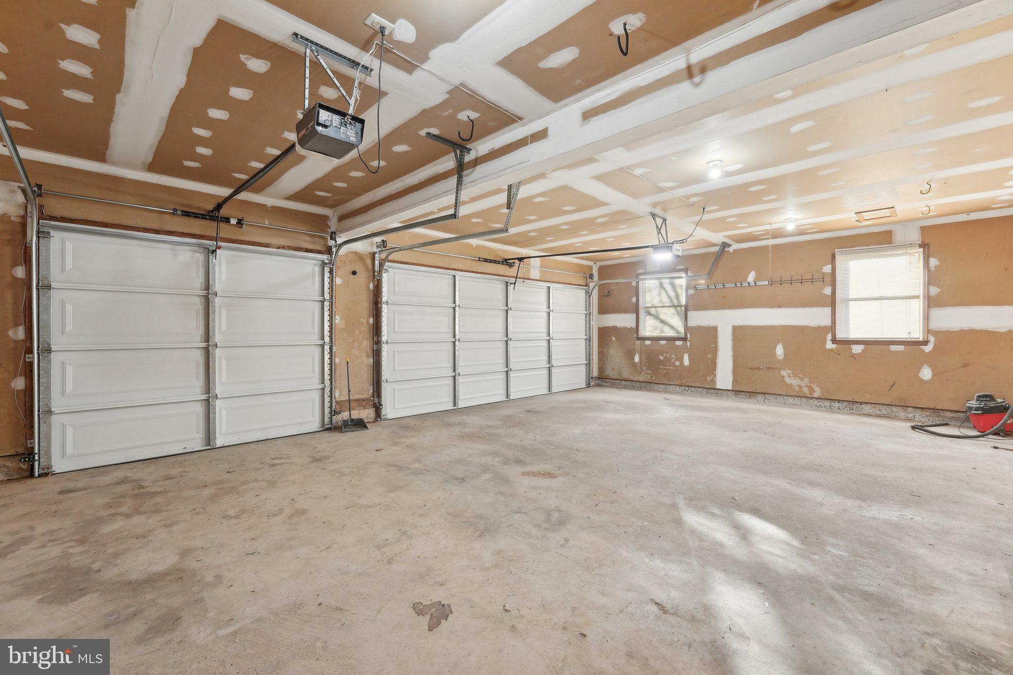1832 Saxon Ln