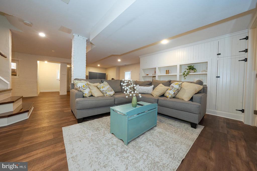 1121 MONTGOMERY AVENUE