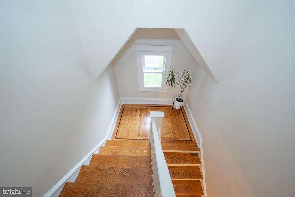 1121 MONTGOMERY AVENUE