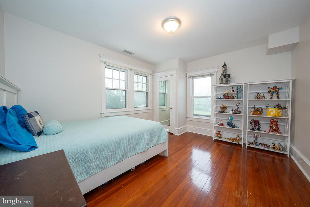 1121 MONTGOMERY AVENUE