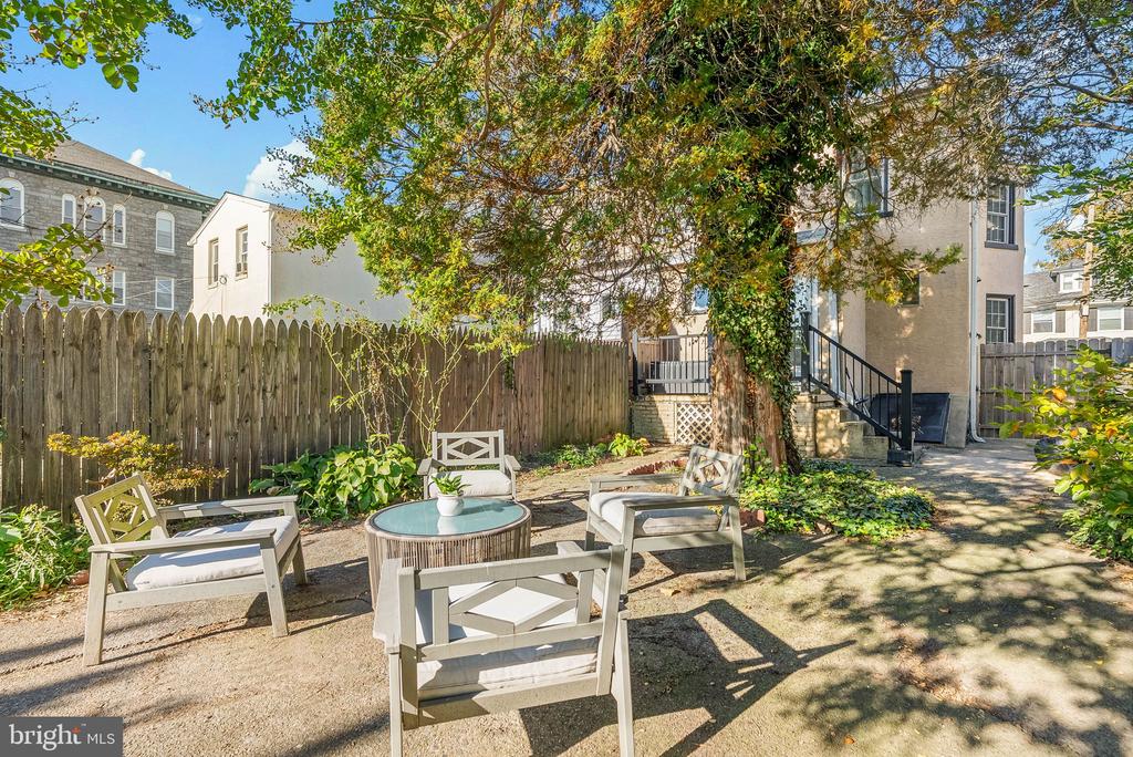 592 BARRETT AVENUE