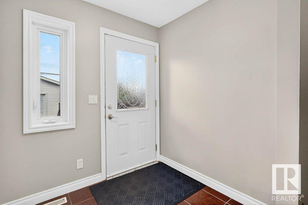 5608 89 AV NW