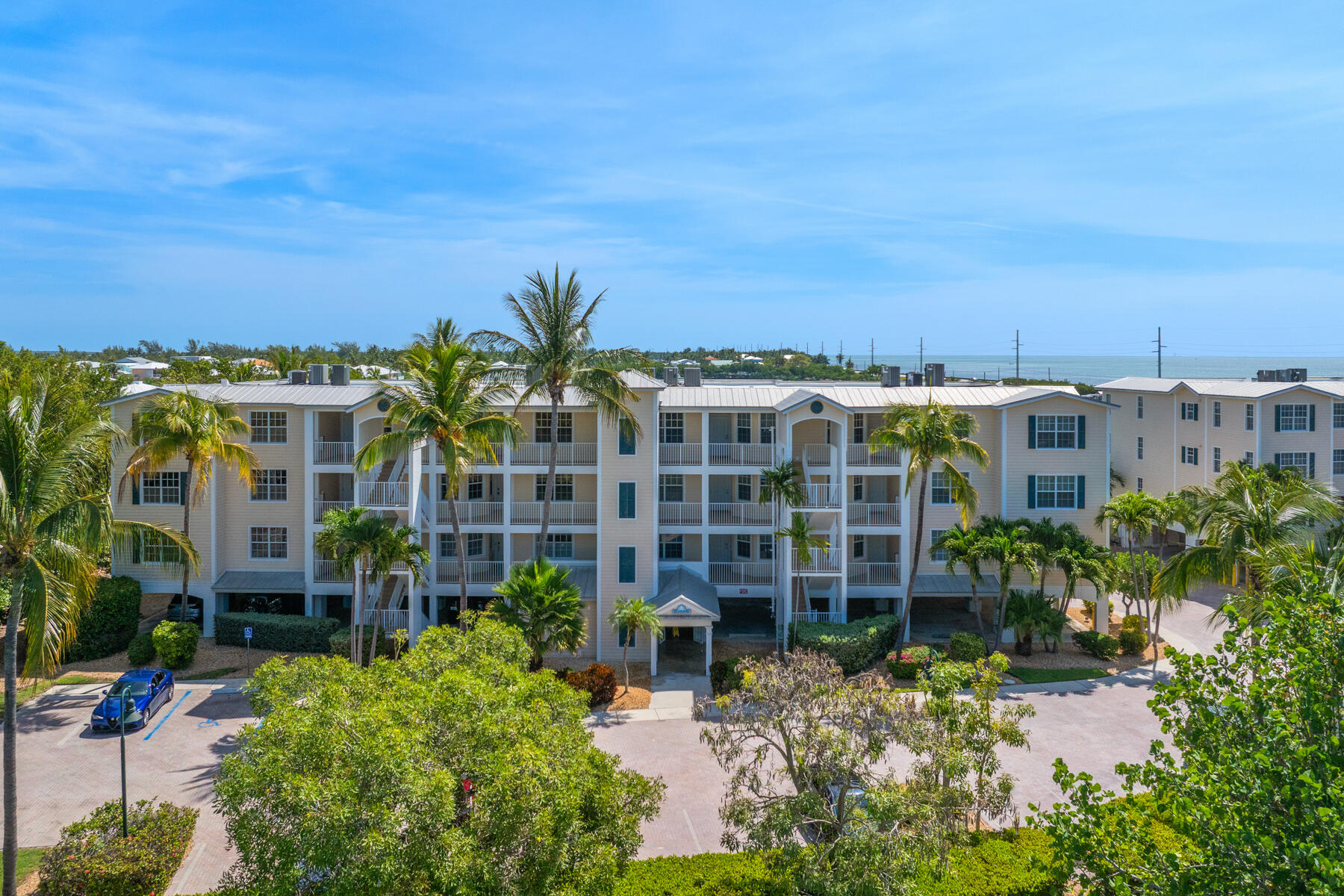 101 Gulfview Drive 204 & 30' boat slip with lift