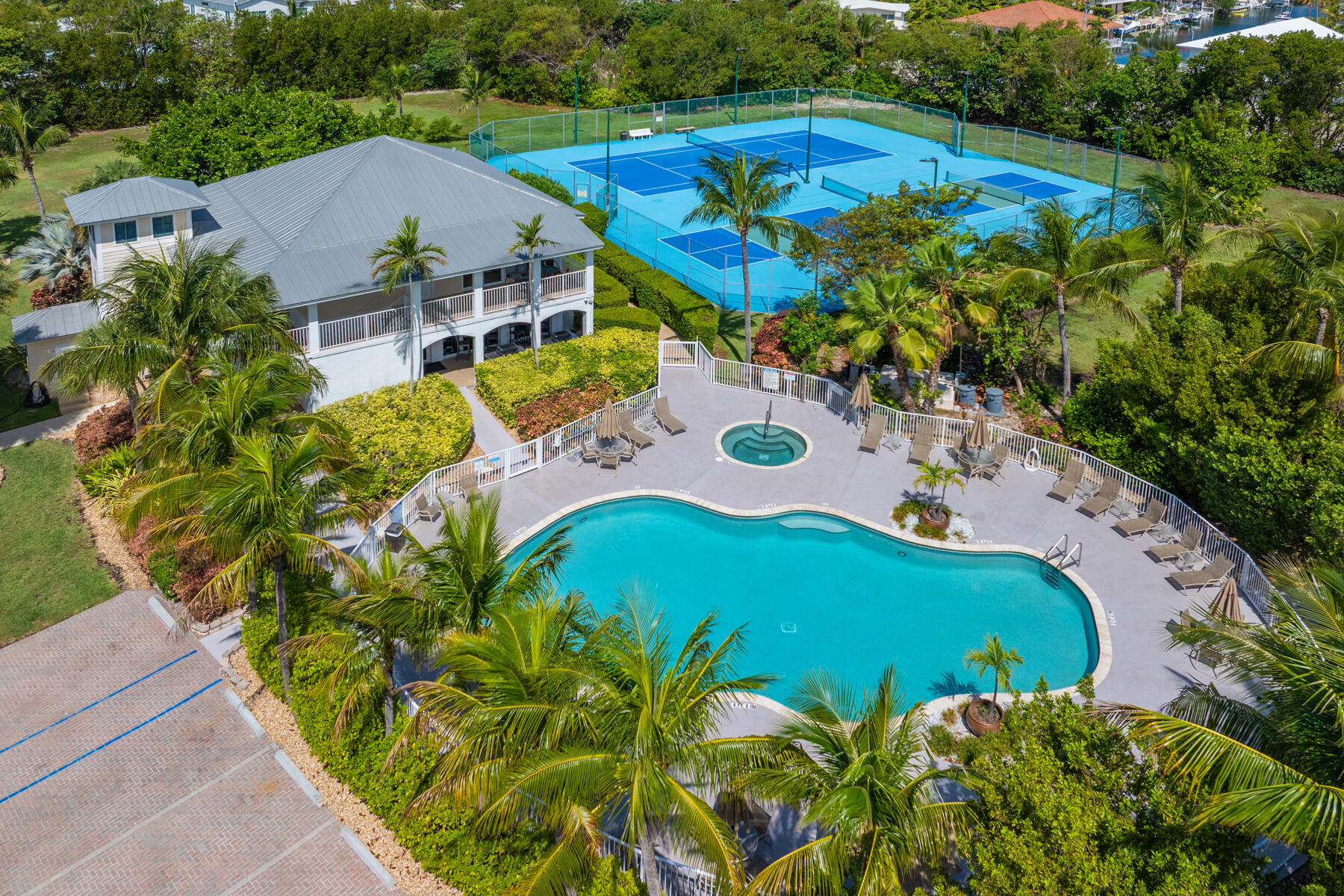 101 Gulfview Drive 204 & 30' boat slip with lift