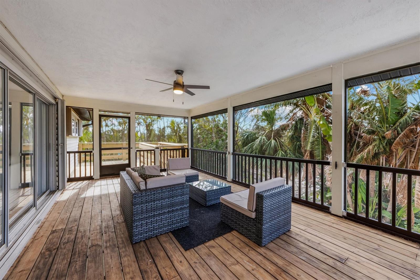 127 CRESCENT DR