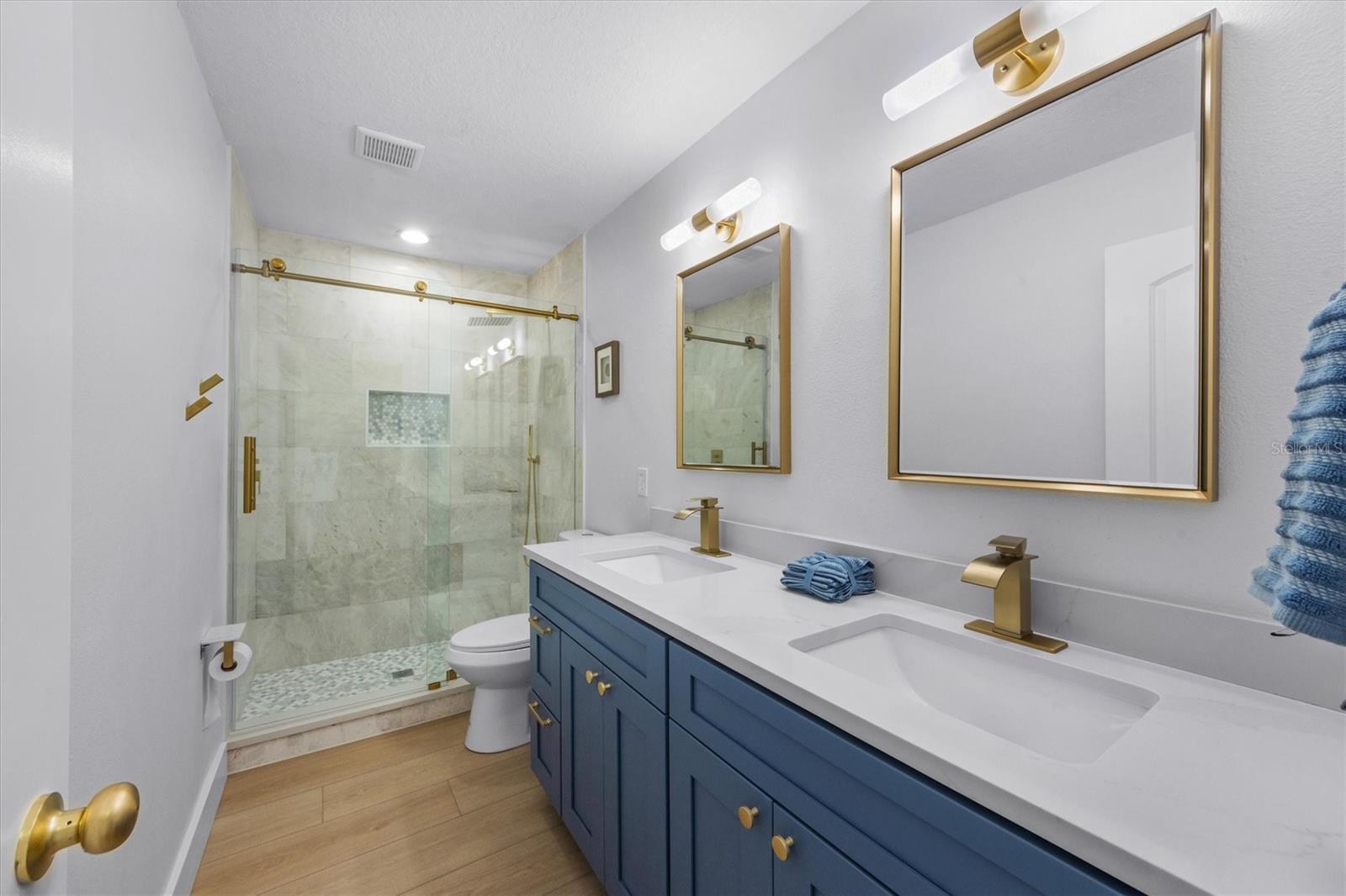 127 CRESCENT DR