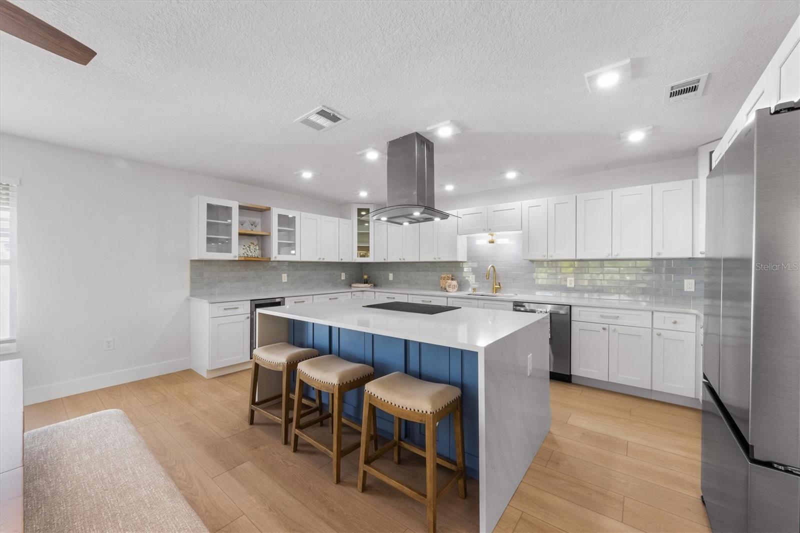 127 CRESCENT DR
