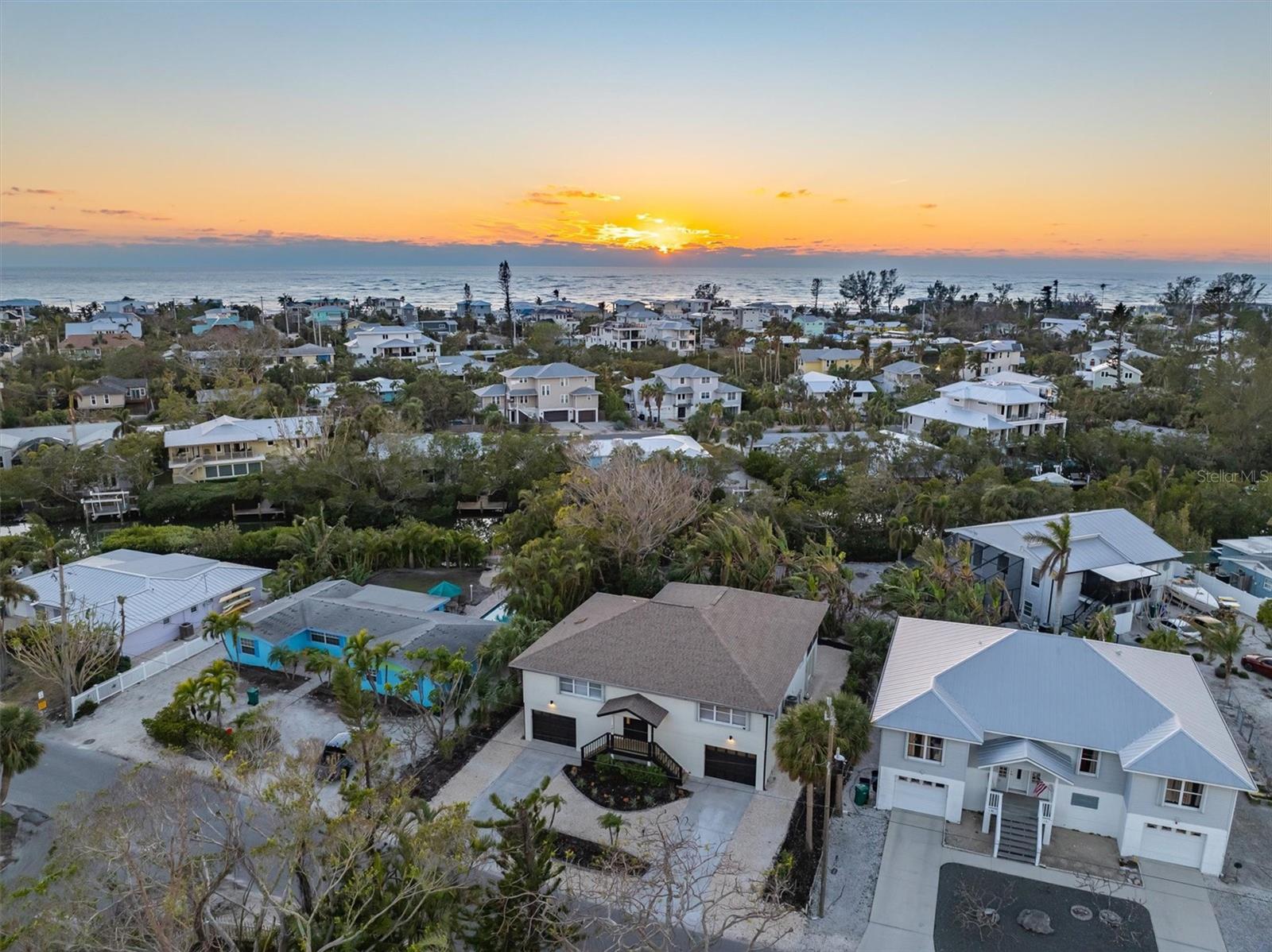 127 CRESCENT DR