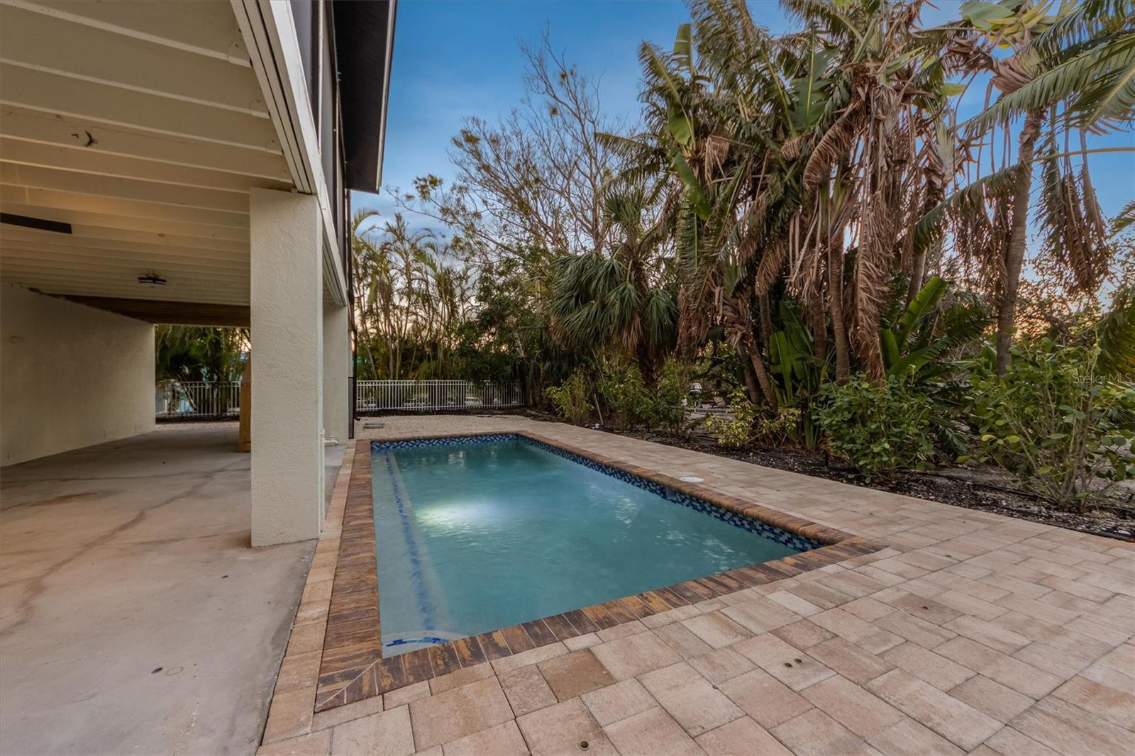 127 CRESCENT DR