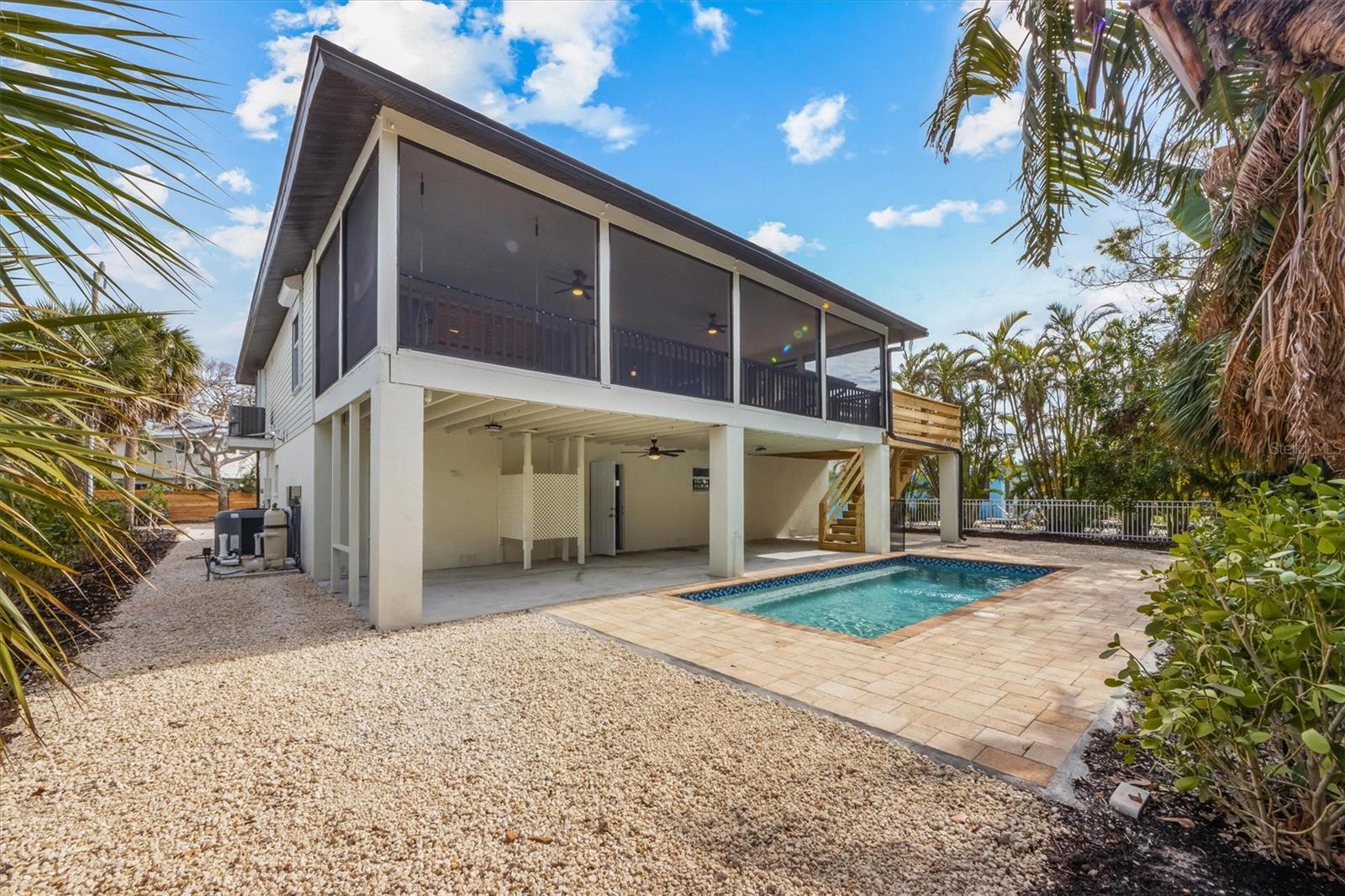 127 CRESCENT DR