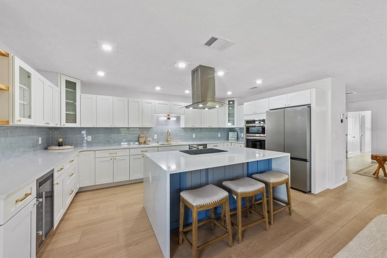 127 CRESCENT DR