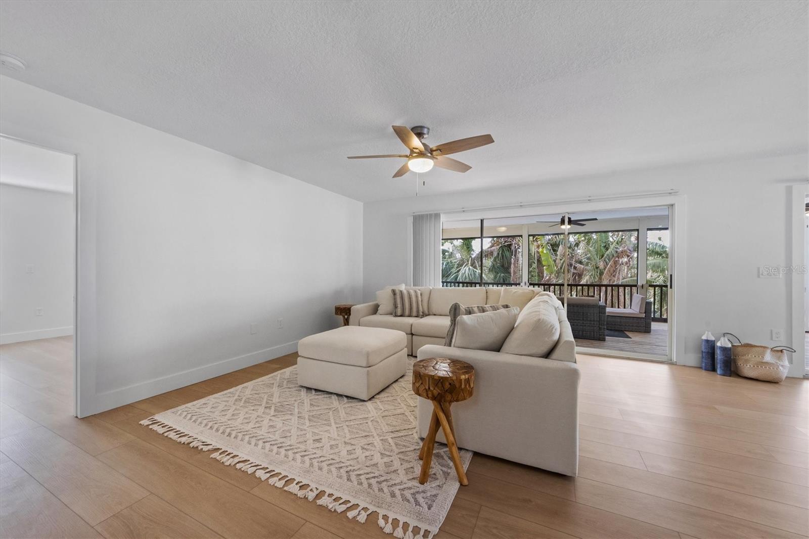 127 CRESCENT DR
