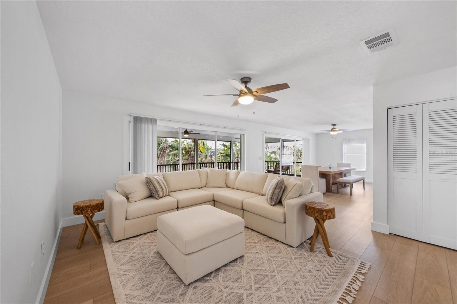 127 CRESCENT DR