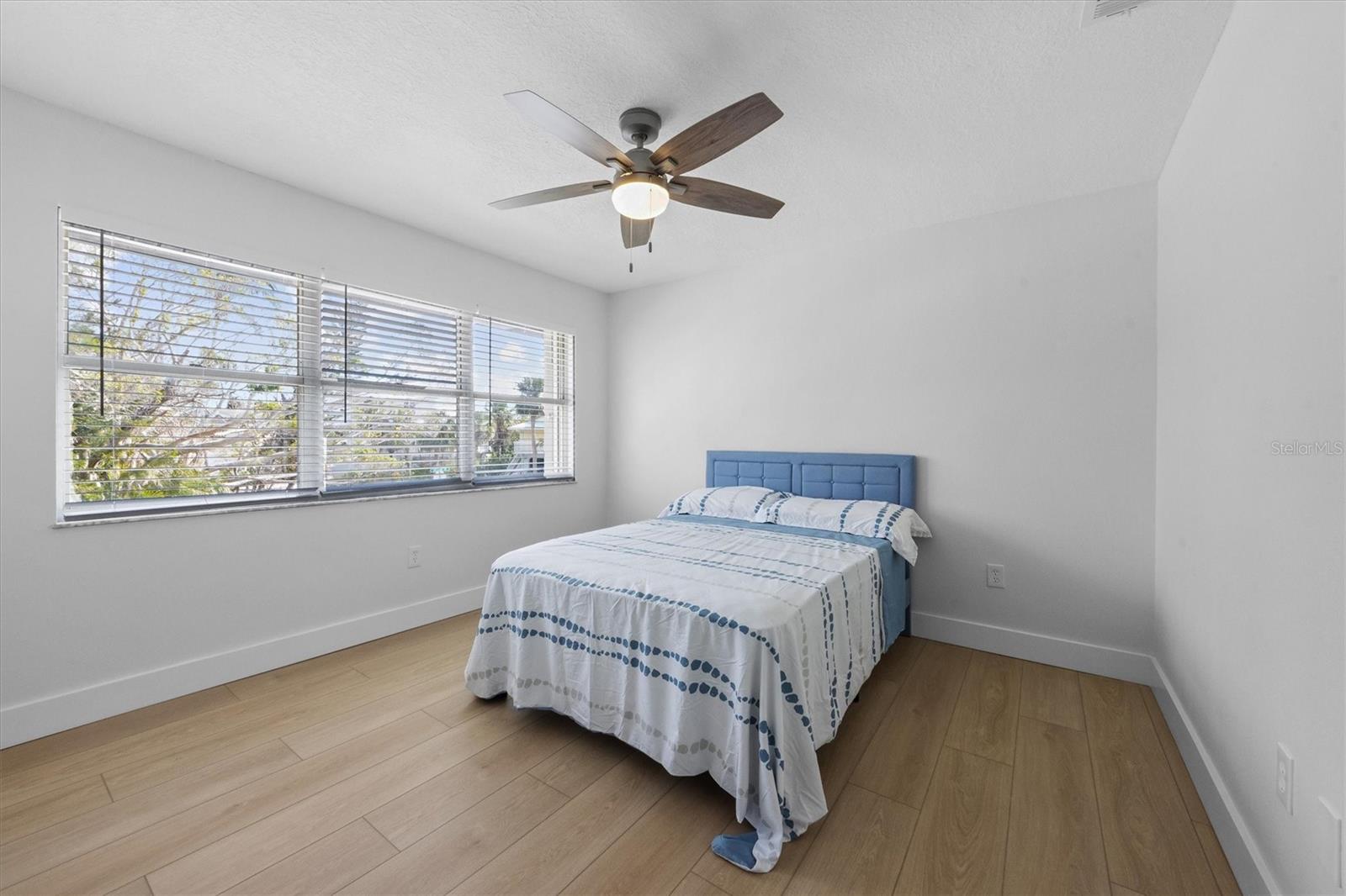 127 CRESCENT DR