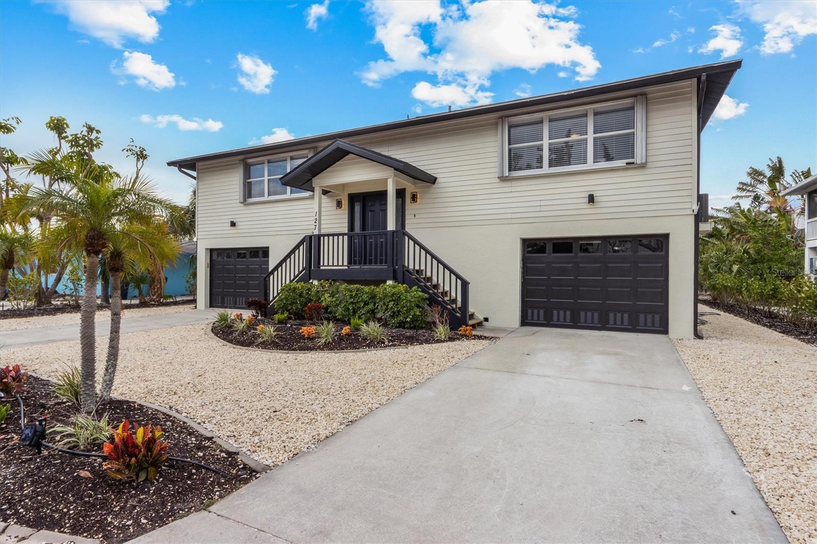 127 CRESCENT DR